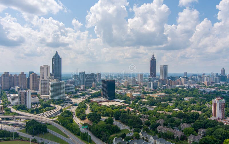 Flygvy över atlanta georgia i maj 2023. En solnysdag i maj 2023 i innerstaden och mittstadens atlanta georgia skyline ovanför den kaotiska gatebron