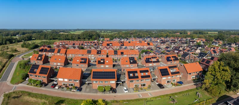 Flygvy över bostadsområde. Flygsyn på ett bostadsområde med röda tak i Nederländerna