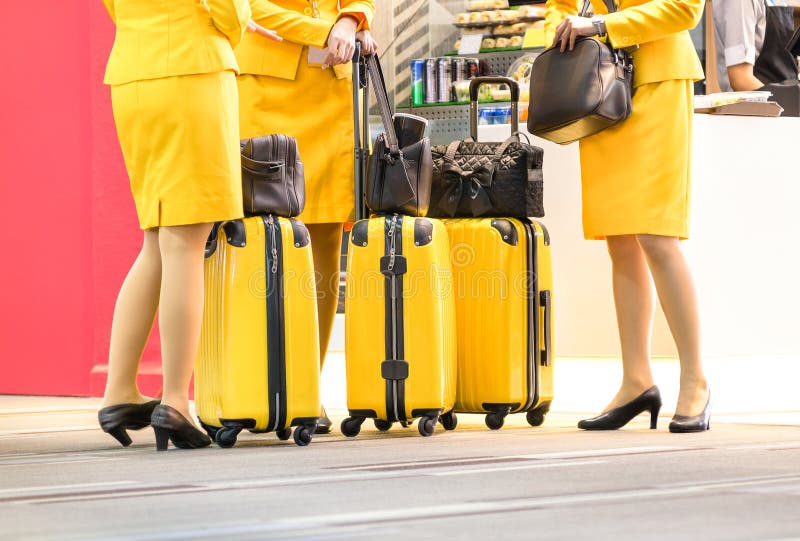 Flygvärdinnor på den internationella flygplatsen - arbetande lopp arkivfoto Flygvärdinnor på den internationella flygplatsen - arbetande lopp arkivfoto