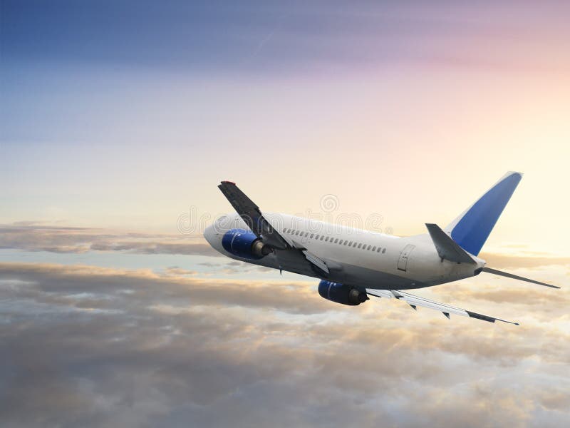 Un avion volador en nublado el cielo.