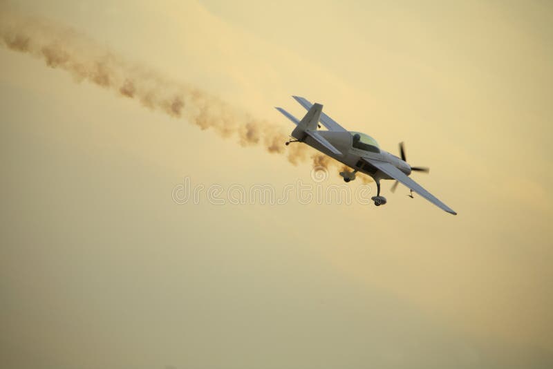 El único motor hélices Un avion volador sobre el oscuridad, acera de fumar.