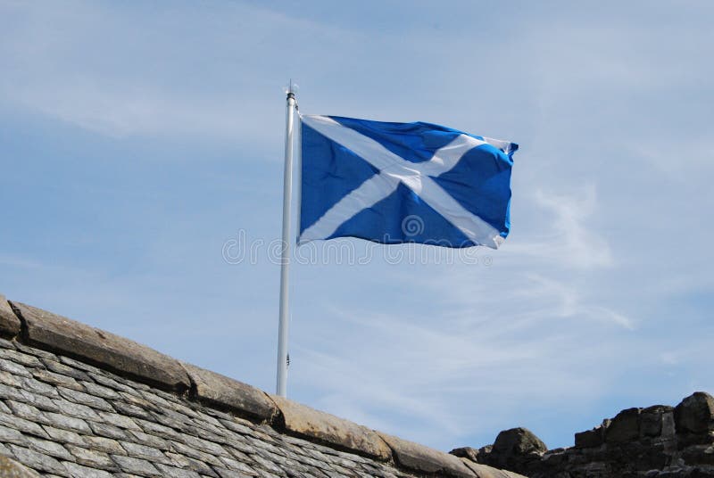 Ten Skotský kříž vzít letí hrdě ze střechy Elcho Castle.