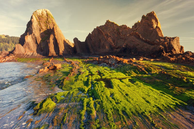 Flysch auf dem Strand Saturraran, Mutriku, Spanien lizenzfreie stockbilder Flysch auf dem Strand Saturraran, Mutriku, Spanien lizenzfreie stockbilder