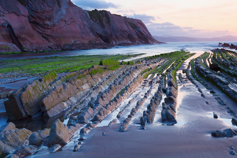 Flysch en la playa vasca Zumaia, España del país imágenes de archivo libres de regalías Flysch en la playa vasca Zumaia, España del país imágenes de archivo libres de regalías