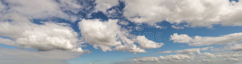 Flytande cirrusmoln bildas i blå panorama arkivbild