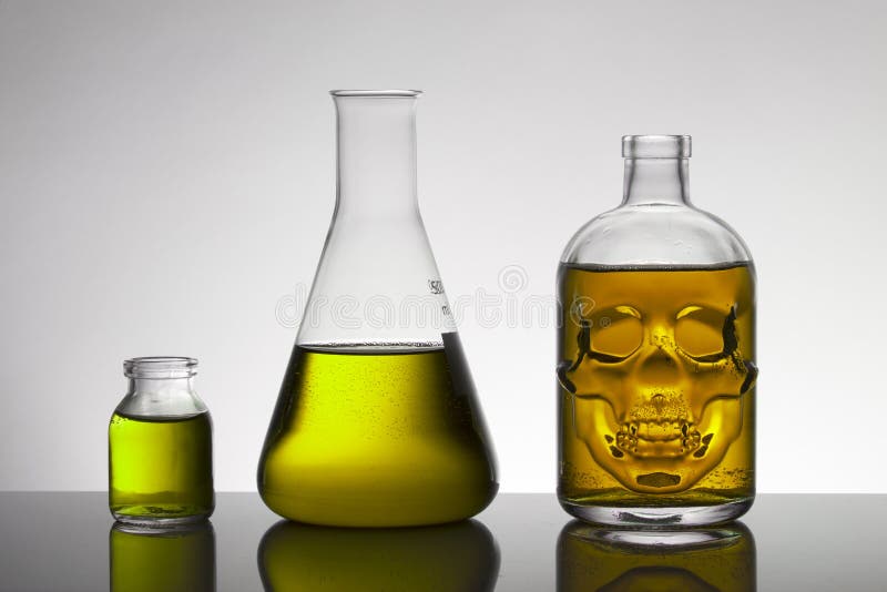 Flytande i laboratoriumflaskor Vetenskapligt biochemical laboratorium Färgrik flytande arkivfoto Flytande i laboratoriumflaskor Vetenskapligt biochemical laboratorium Färgrik flytande arkivfoto