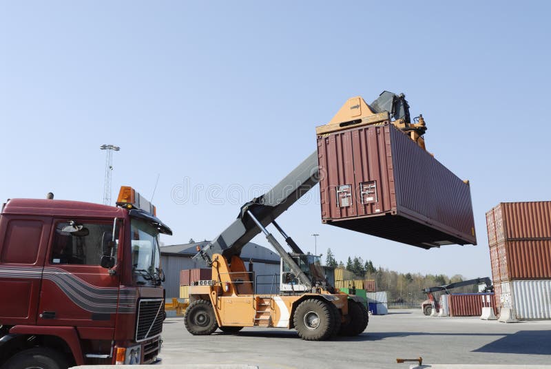 flytta sig för behållaregaffeltruck royaltyfri bild flytta sig för behållaregaffeltruck royaltyfri bild