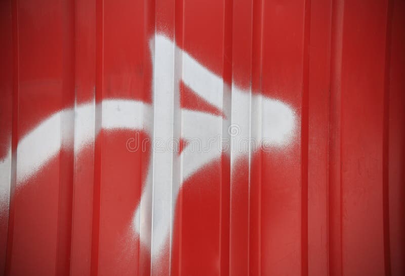 Flèche blanche sur le fond à nervures rouge de mur photographie stock libre de droits Flèche blanche sur le fond à nervures rouge de mur photographie stock libre de droits