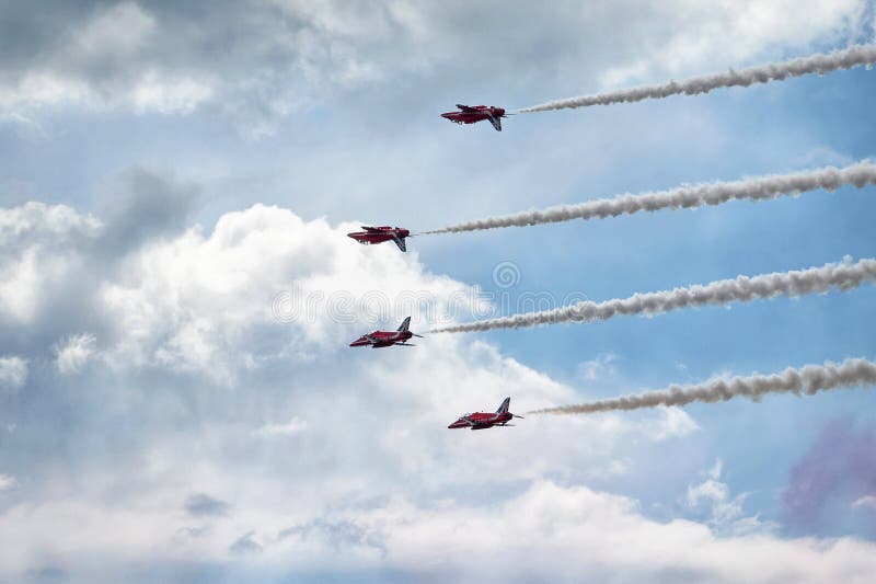 Flèches rouges de Royal Air Force - salon de l'aéronautique en Estonie Tallinn YE 2014 photos stock Flèches rouges de Royal Air Force - salon de l'aéronautique en Estonie Tallinn YE 2014 photos stock