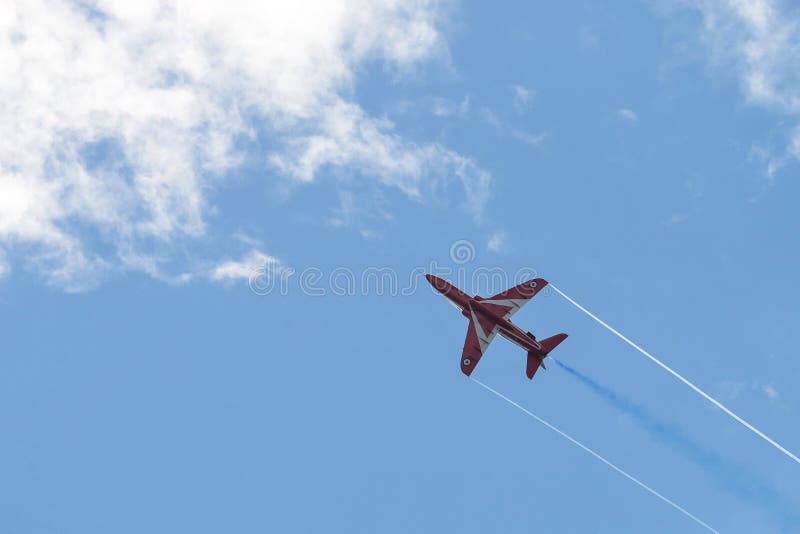 Flèches rouges de Royal Air Force - salon de l'aéronautique en Estonie Tallinn YE 2014 images stock Flèches rouges de Royal Air Force - salon de l'aéronautique en Estonie Tallinn YE 2014 images stock