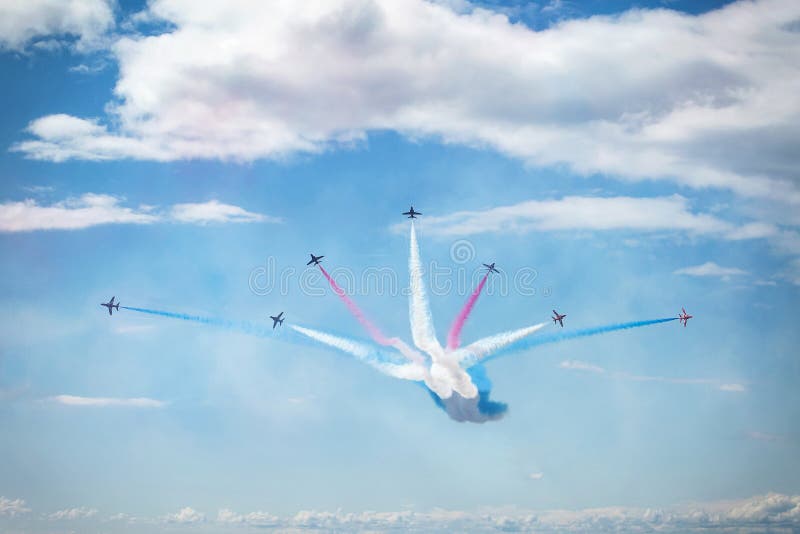 Flèches rouges de Royal Air Force - salon de l'aéronautique en Estonie Tallinn YE 2014 images libres de droits Flèches rouges de Royal Air Force - salon de l'aéronautique en Estonie Tallinn YE 2014 images libres de droits