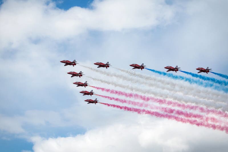 Flèches rouges de Royal Air Force - salon de l'aéronautique en Estonie Tallinn YE 2014 images stock Flèches rouges de Royal Air Force - salon de l'aéronautique en Estonie Tallinn YE 2014 images stock