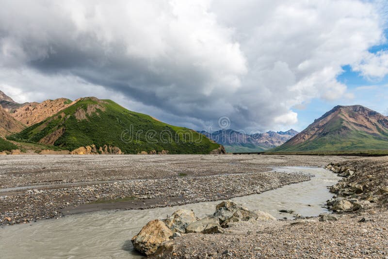 Flöte för stormmoln över det Alaska området och en gruslägenhet fotografering för bildbyråer Flöte för stormmoln över det Alaska området och en gruslägenhet fotografering för bildbyråer