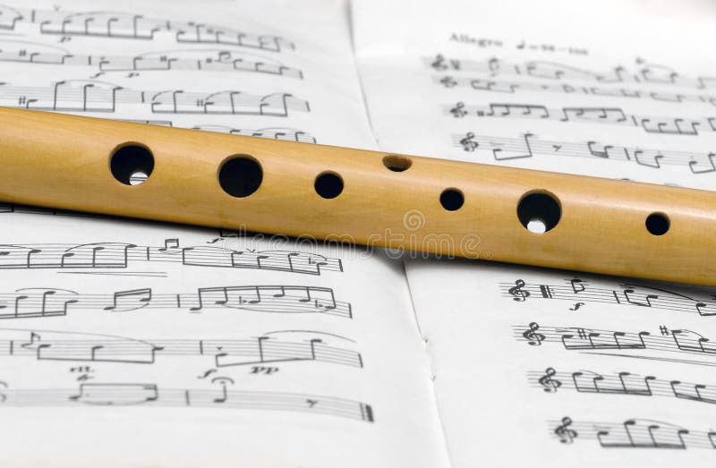 Flötenfragment auf einem Musikbuch 1 stockbilder Flötenfragment auf einem Musikbuch 1 stockbilder