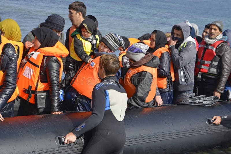 Flüchtlinge, die bei Lesvos ankommen
