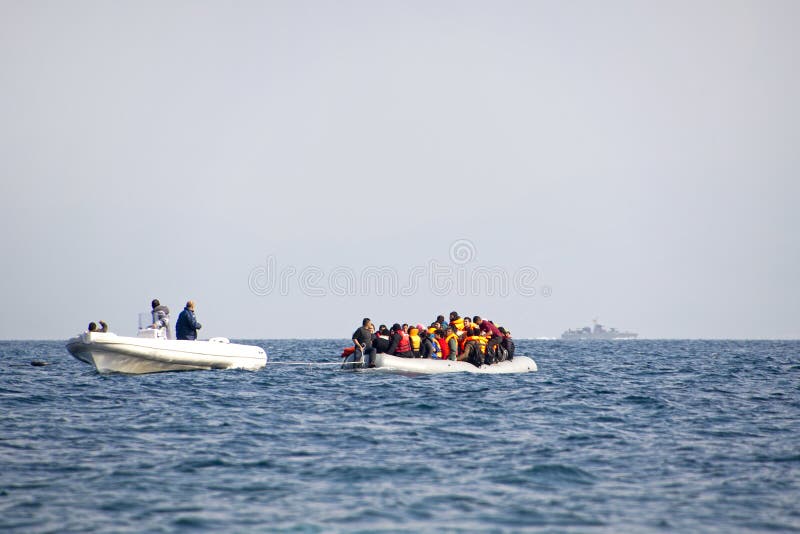 Flüchtlinge, die in Griechenland im Schlauchbootboot von der Türkei ankommen