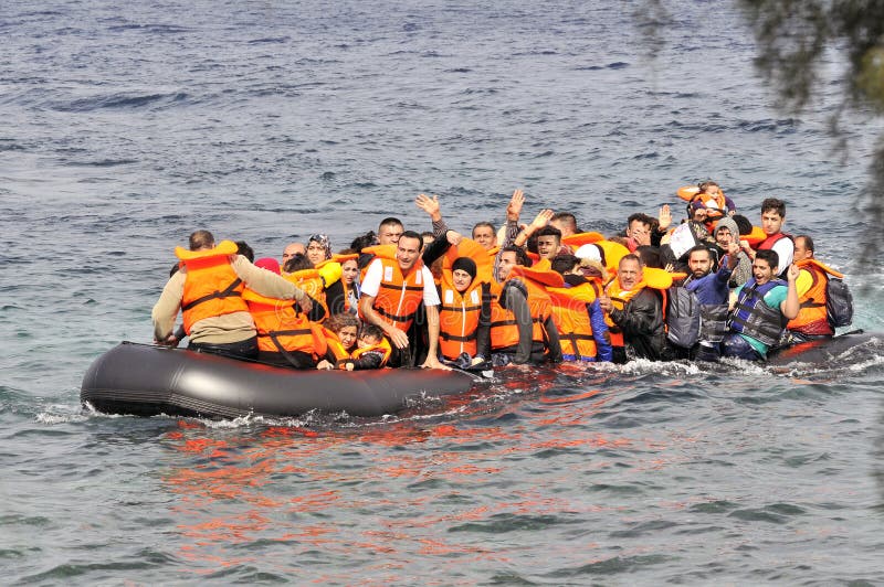 Flüchtlinge, die in Griechenland im schmuddeligen Boot von der Türkei ankommen