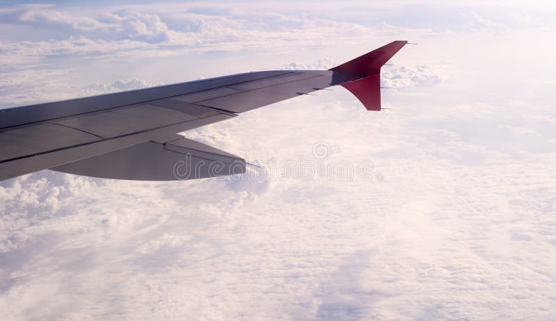 Flügel von Flugzeugen mit den schneeweißen clounds auf Hintergrund lizenzfreie stockfotografie Flügel von Flugzeugen mit den schneeweißen clounds auf Hintergrund lizenzfreie stockfotografie