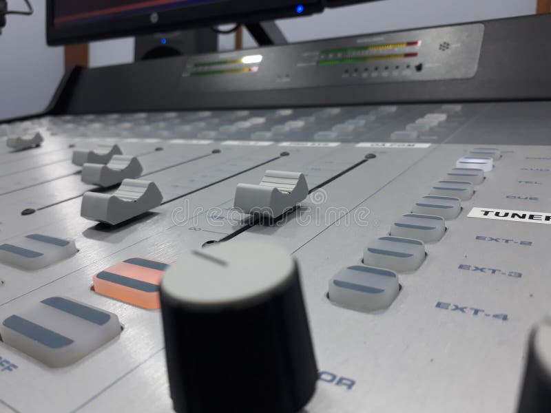 .fm controler de volum al consolei radio online stock photo