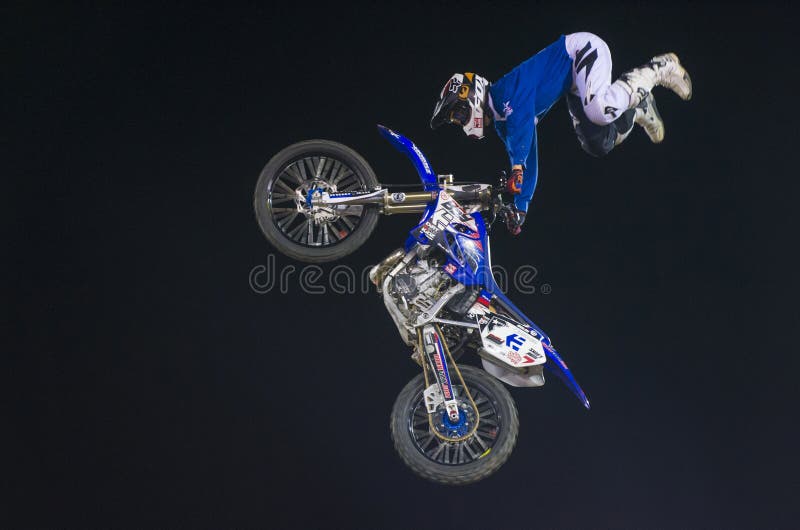 Um Cavaleiro Profissional Na Competição De FMX (motocross Do Estilo Livre)  Em Jogos Extremos De Barcelona Dos Esportes De LKXA Fotografia Editorial -  Imagem de transporte, livre: 57502362