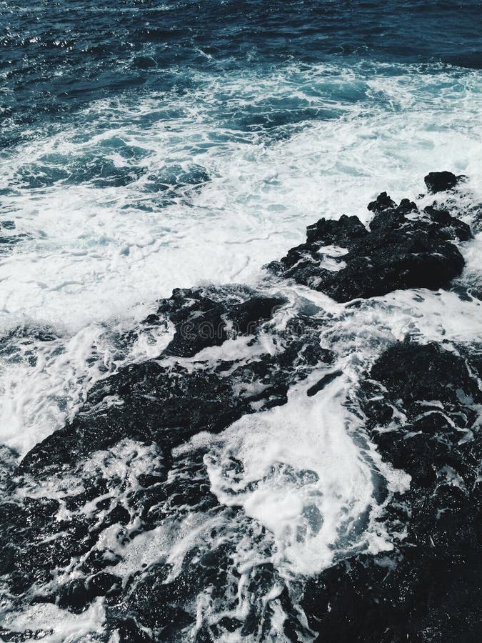 Foamy κύματα στην ωκεάνια ακτή στο ηλιοβασίλεμα στοκ εικόνα με δικαίωμα ελεύθερης χρήσης Foamy κύματα στην ωκεάνια ακτή στο ηλιοβασίλεμα στοκ εικόνα με δικαίωμα ελεύθερης χρήσης