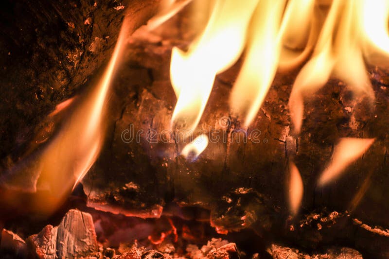 Foc frumos roșu și portocaliu aprins într-un șemineu. Foc frumos roșu și portocaliu fierbinte într-un șemineu găsit în Germania
