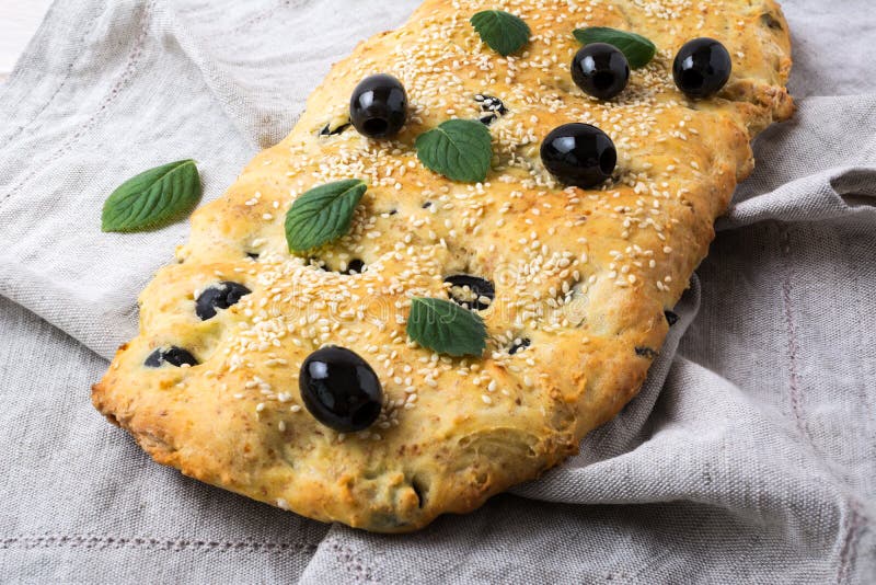 Пирог с рыбой и оливками