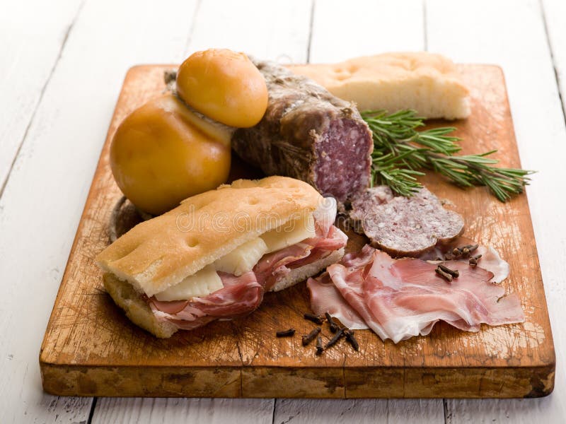 Focaccia con el jamón y el queso imágenes de archivo libres de regalías Focaccia con el jamón y el queso imágenes de archivo libres de regalías