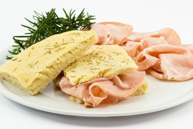 Focaccia con mortadella fotografie stock libere da diritti Focaccia con mortadella fotografie stock libere da diritti