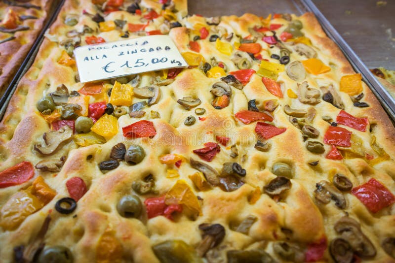 Focaccia is een oven-gebakken Italiaans brood Antipasto, lijstbrood, snack royalty-vrije stock foto Focaccia is een oven-gebakken Italiaans brood Antipasto, lijstbrood, snack royalty-vrije stock foto