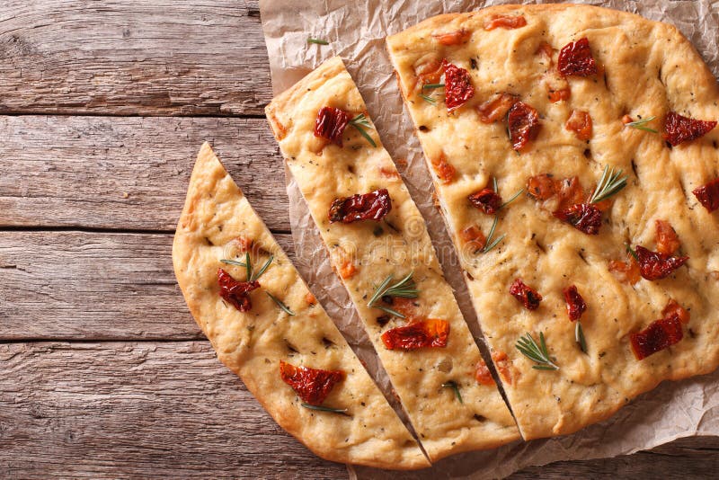 Focaccia italiano com tomates sol-secados vista superior horizontal foto de stock royalty free Focaccia italiano com tomates sol-secados vista superior horizontal foto de stock royalty free