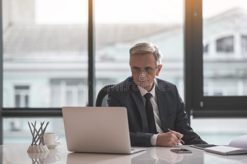 Focalisé retirez le travailleur de sexe masculin introduisant au clavier l'instrument images libres de droits Focalisé retirez le travailleur de sexe masculin introduisant au clavier l'instrument images libres de droits