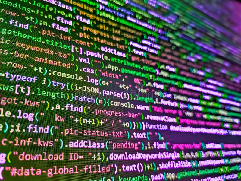 Focalizzazione selettiva. programmatore che immette nuove righe di codice html all'orario di lavoro. codice di programmazione uffi fotografia stock