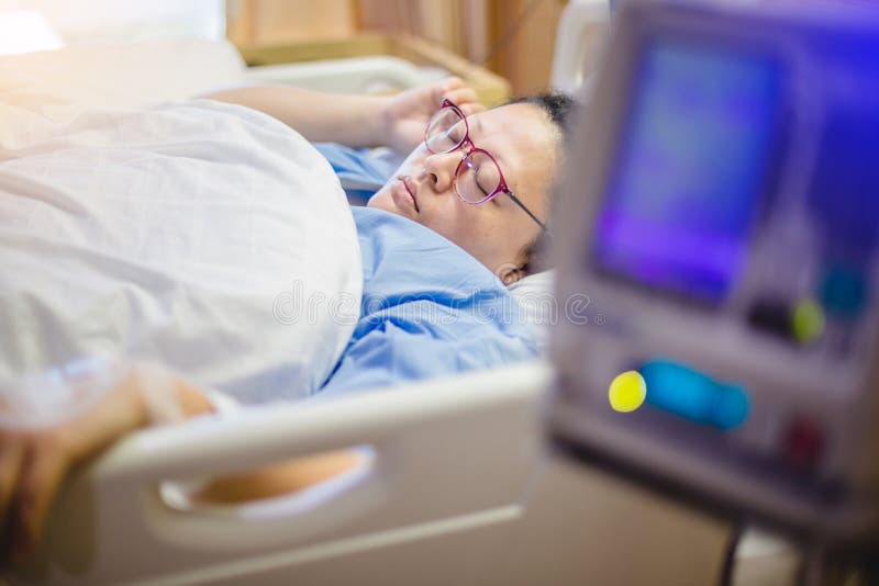 Foco selectivo al paciente en hospital imágenes de archivo libres de regalías Foco selectivo al paciente en hospital imágenes de archivo libres de regalías
