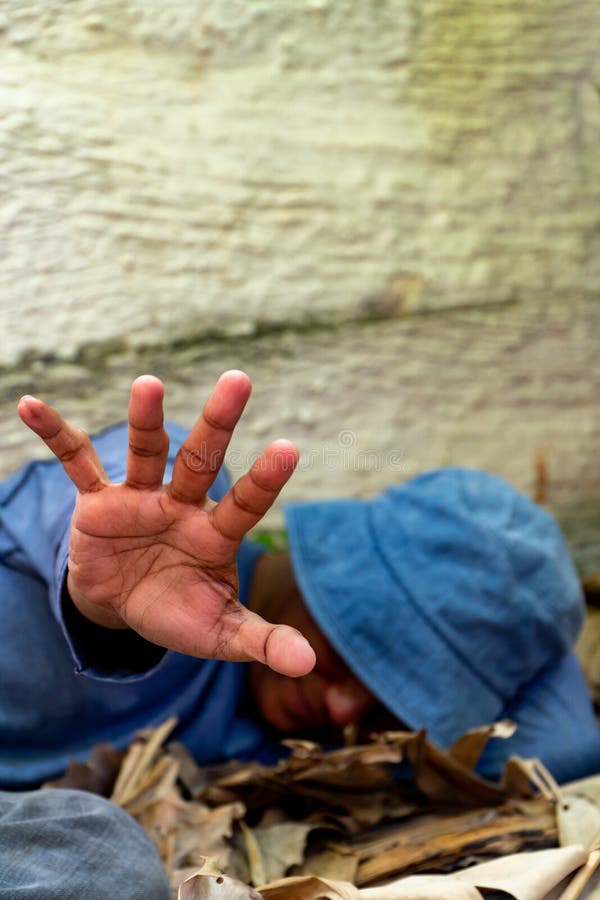 Foco selectivo de la mano sucia sin hogar en casa abandonada ?l que ?l intent? aumentar su mano para prevenir peligro de abusos f fotografía de archivo libre de regalías Foco selectivo de la mano sucia sin hogar en casa abandonada ?l que ?l intent? aumentar su mano para prevenir peligro de abusos f fotografía de archivo libre de regalías