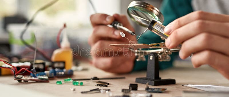 Foco selectivo del chip de soldador de ingeniería en la mesa foto de archivo