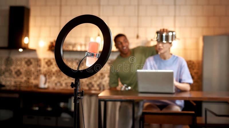 Foco selectivo del video de smartphone de la pareja imágenes de archivo libres de regalías