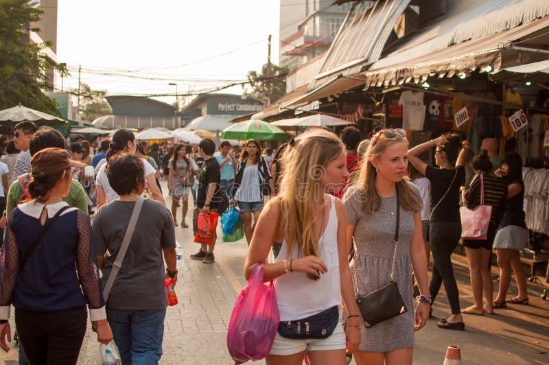 Foco selectivo el turista en mercado del fin de semana de Chatuchak en sunse fotos de archivo libres de regalías Foco selectivo el turista en mercado del fin de semana de Chatuchak en sunse fotos de archivo libres de regalías