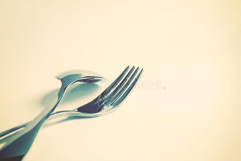 Foco seletivo do fim que dinning acima a forquilha e a colher da pratas sobre imagens de stock royalty free Foco seletivo do fim que dinning acima a forquilha e a colher da pratas sobre imagens de stock royalty free