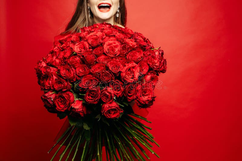 Foco seletivo do ramalhete de rosas vermelhas nas mãos da mulher imagens de stock royalty free Foco seletivo do ramalhete de rosas vermelhas nas mãos da mulher imagens de stock royalty free