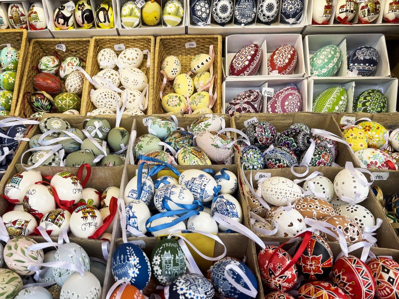 Foco seletivo em uma estação colorida de páscoa com ovos decorativos tradicionais. foto de stock