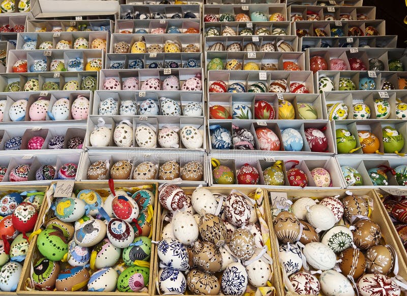 Foco seletivo em uma estação colorida de páscoa no mercado com ovos decorativos. fotos de stock