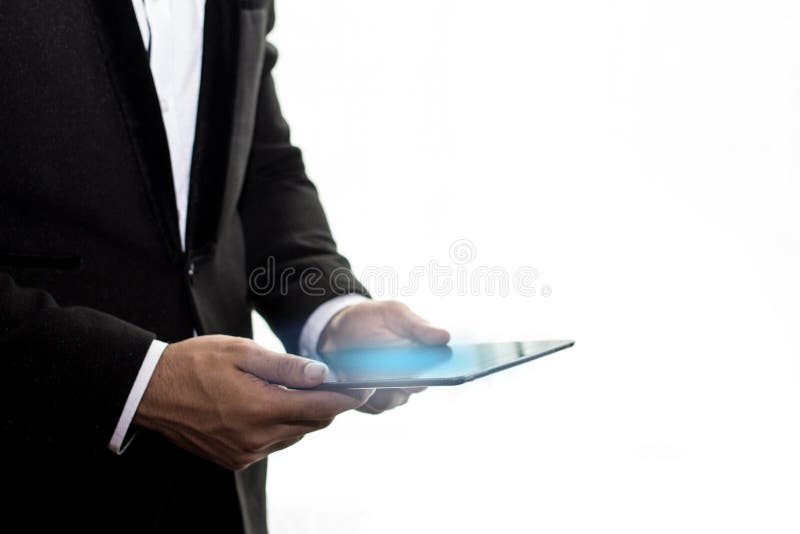 Foco seletivo, fim acima do homem de negócio que guarda a tabuleta no fundo branco fotos de stock Foco seletivo, fim acima do homem de negócio que guarda a tabuleta no fundo branco fotos de stock