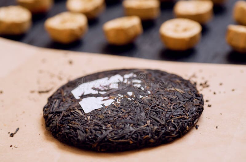 Bolo de chá pu-erh e faca para cerimônia de bebida.