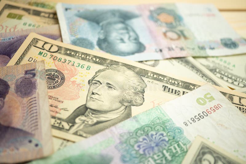 Foco seleto da pilha do dólar americano 10 sob a cédula do yuan de China Conceito da guerra comercial entre o Estados Unidos e a foto de stock royalty free Foco seleto da pilha do dólar americano 10 sob a cédula do yuan de China Conceito da guerra comercial entre o Estados Unidos e a foto de stock royalty free