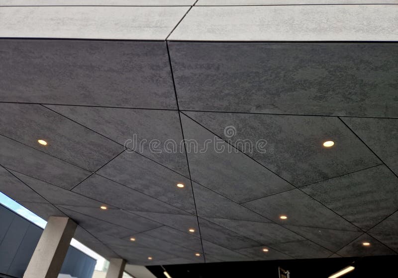 Focos no teto, no teto sob a beirada do telhado foto de stock