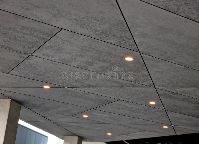 Focos no teto, sob o beiral do telhado fotografia de stock