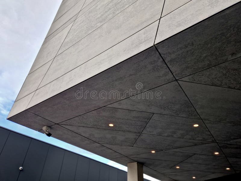Focos no teto, sob o beiral do telhado fotos de stock royalty free
