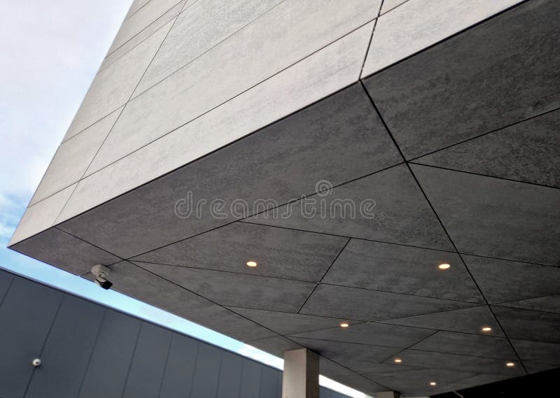 Focos no teto, no teto, sob o beiral do telhado fotos de stock royalty free