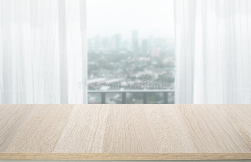 Focusatura selettiva vuota della parte superiore della tavola di legno sulla sfocatura della cortina bianca con sfondo della vista fotografia stock